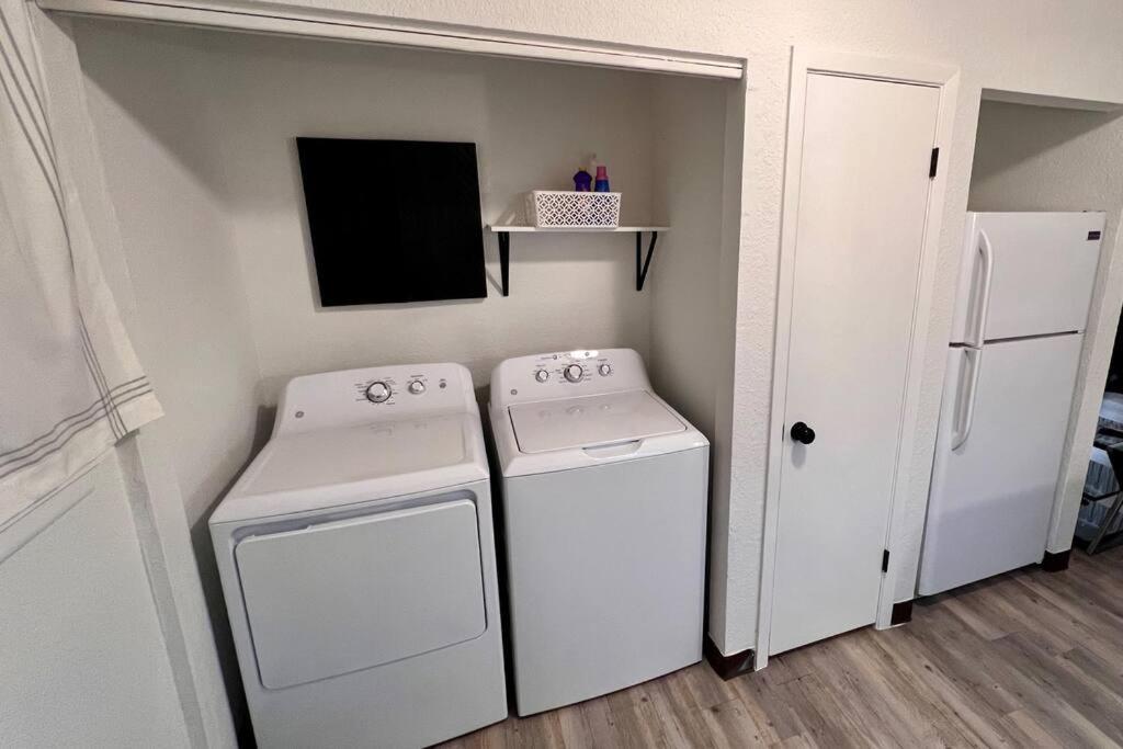 Chic & Cozy 2 Bedroom - 1 Bathroom - Rated Best Eagle Pass Exterior photo