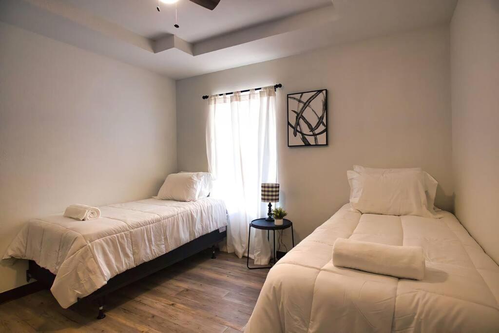 Chic & Cozy 2 Bedroom - 1 Bathroom - Rated Best Eagle Pass Exterior photo